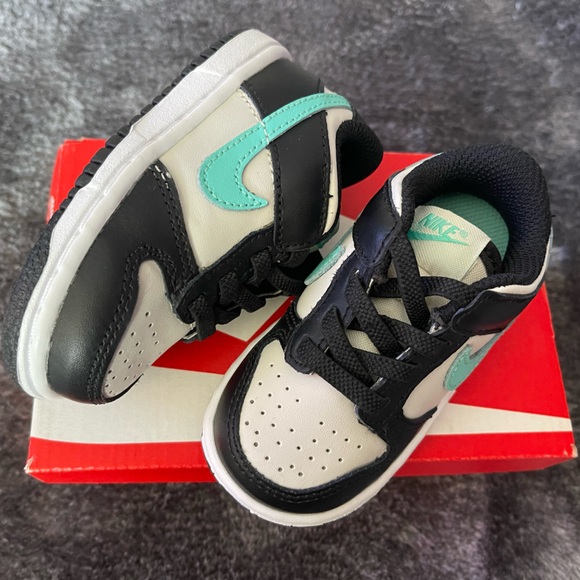 Nike Dunk Low - Picture 2 of 11